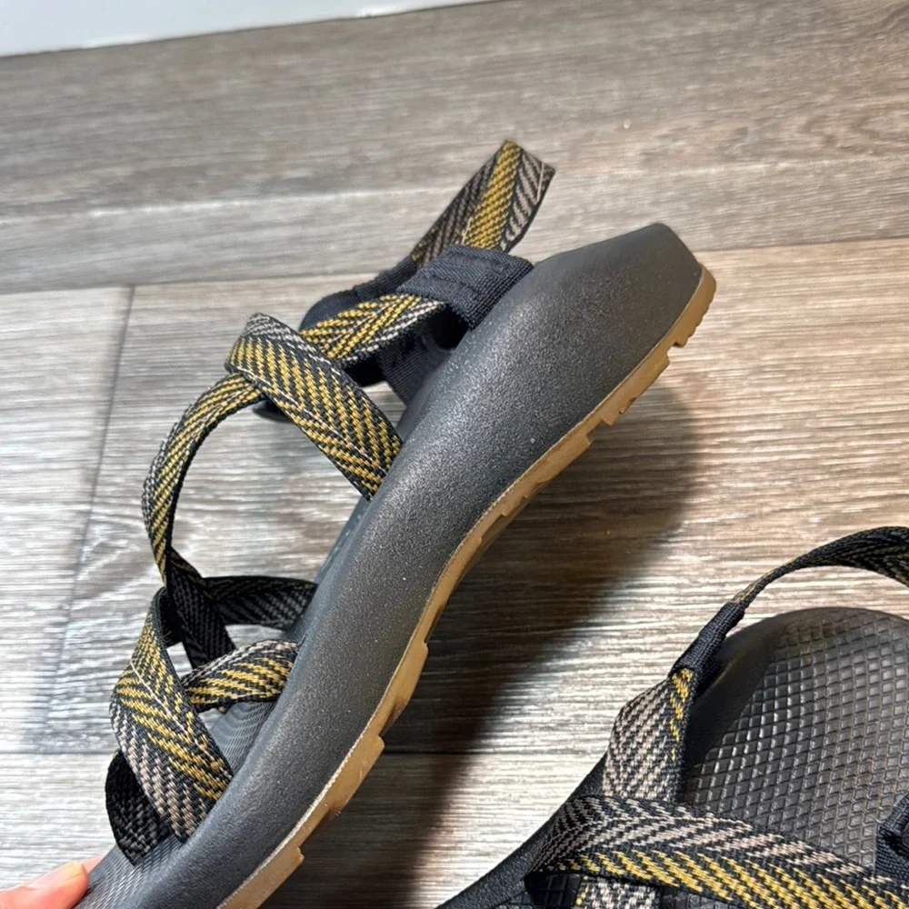 Chaco Black  Strappy Sandals men’s 9 (b182)